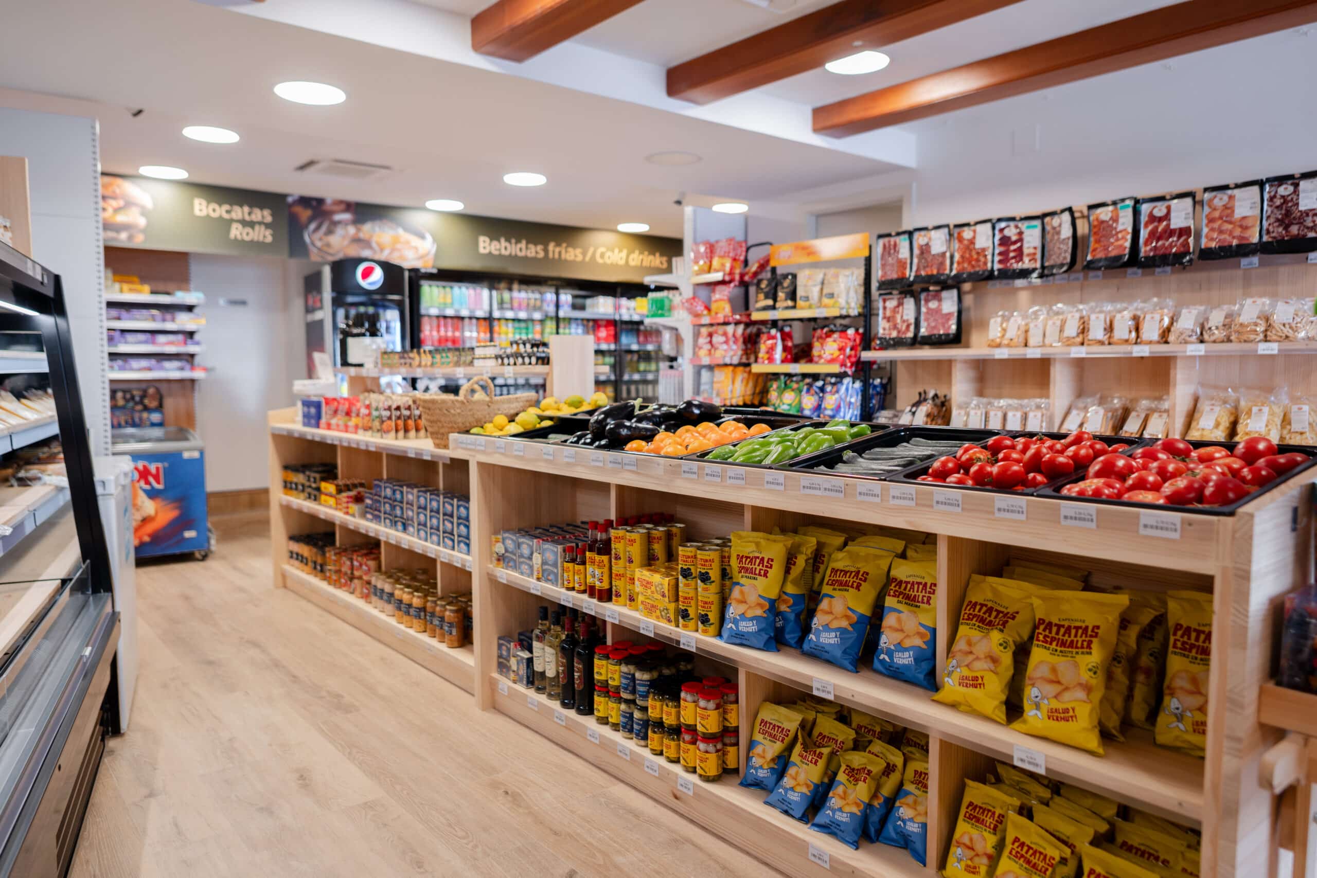 Cesta gourmet de Menorca con queso, vino, gin, miel y sobrasada