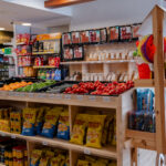 s’Aturadeta, el minimarket de referencia en Menorca: todo lo que puedes comprar en una sola parada