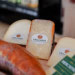 Cómo llevar queso, sobrasada y gin de Menorca en el avión