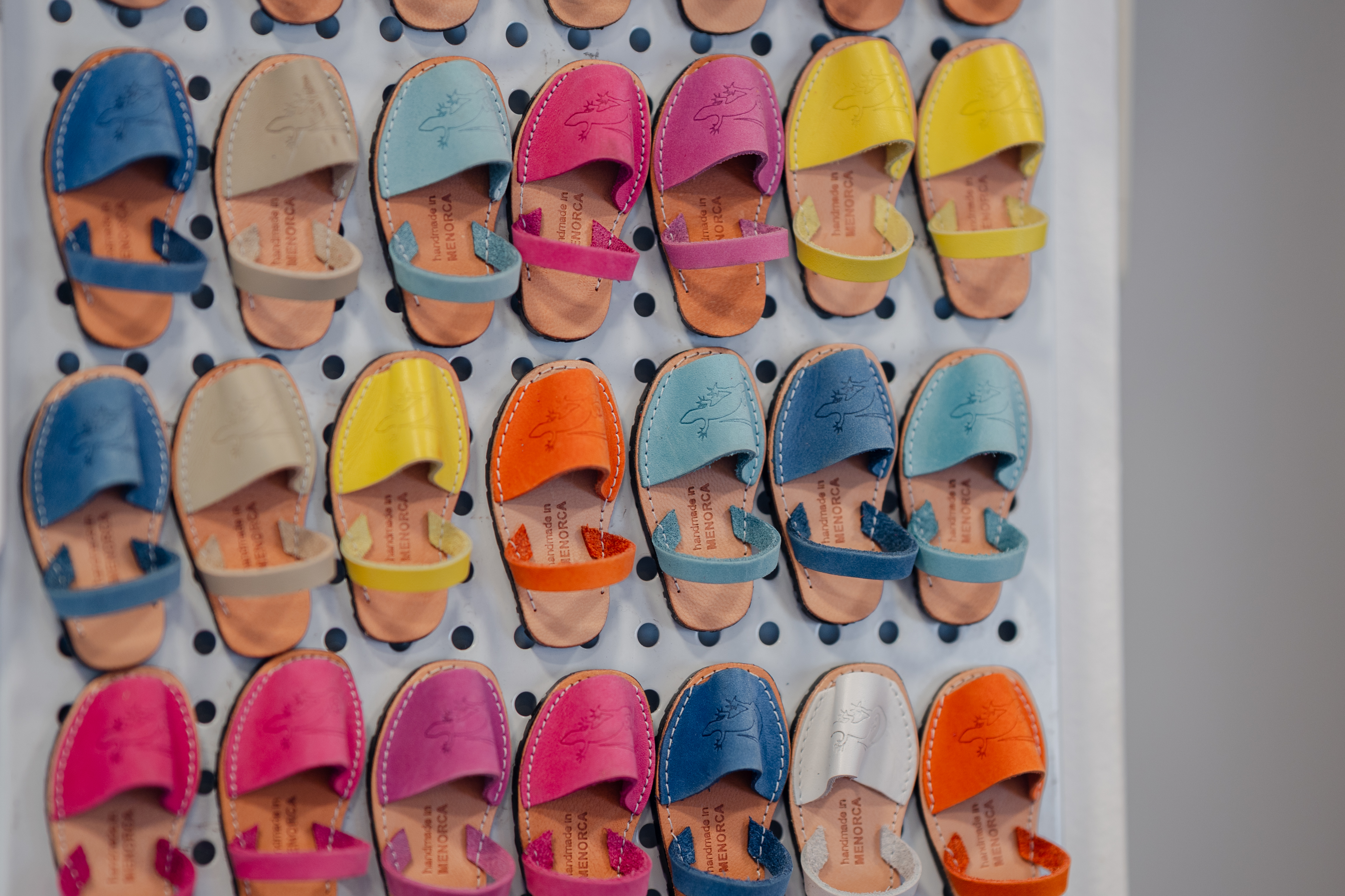 Avarcas de Menorca artesanas en múltiples colores en s'Aturadeta