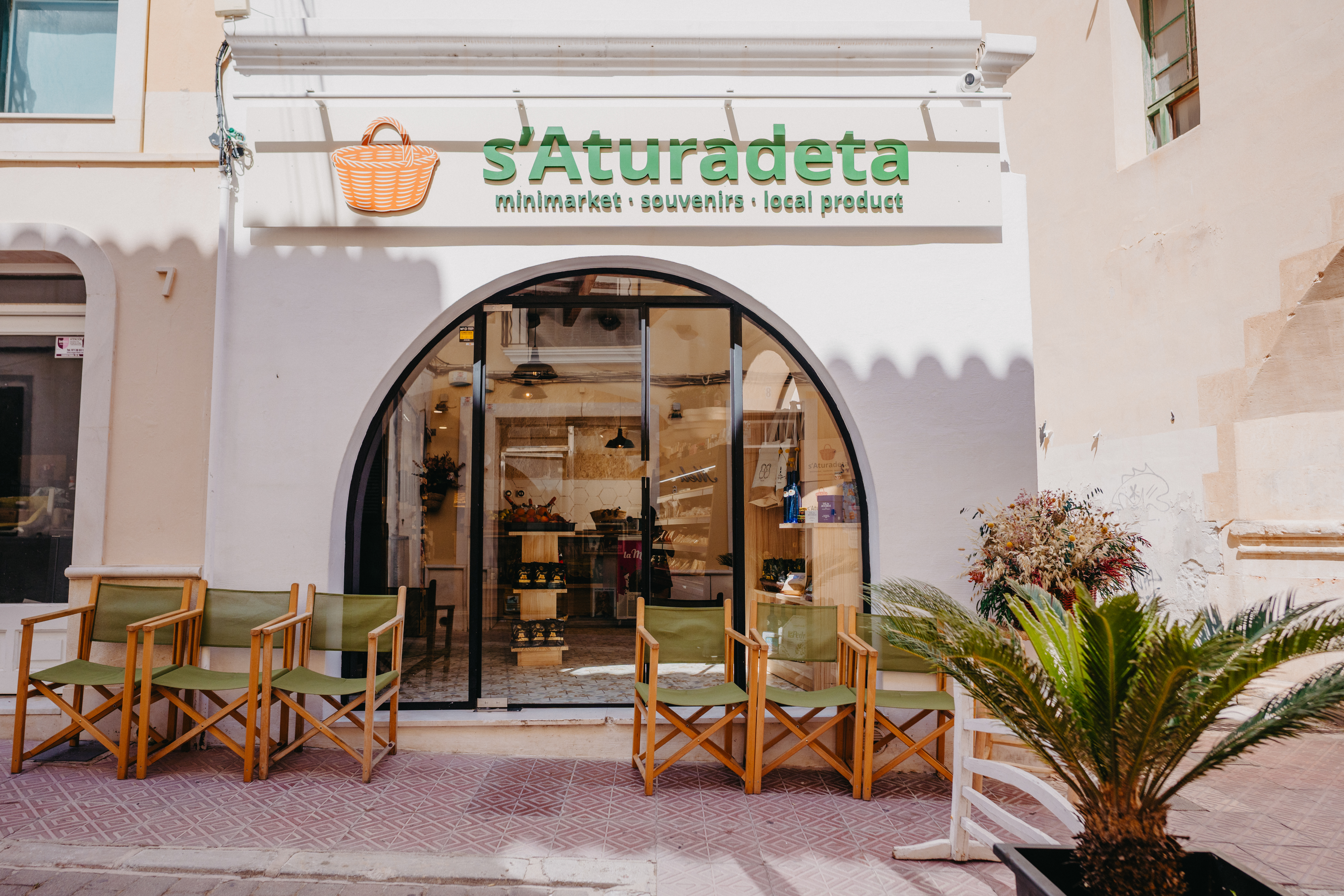 Tienda s'Aturadeta centro — minimarket y productos locales