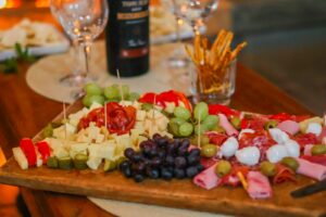 Maridajes con productos de Menorca: qué combinar con queso, sobrasada y gin